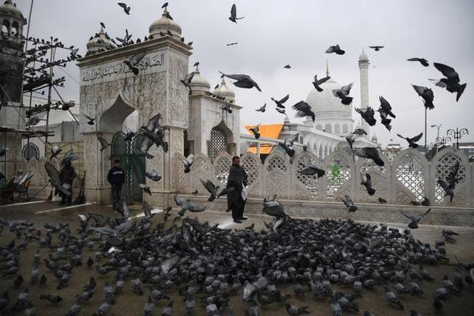 کشمیر:لوگوں کو عید میلاد النبی منانے کے لیے حضرت بل کے مزار پر جمع ہونے سے روکا گیا