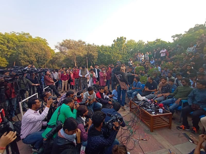 پریس کانفرنس کے دوران احتجاج کرتے ہوئے جے این یو کے طلبا اور میڈیا کے درمیان جھڑپ