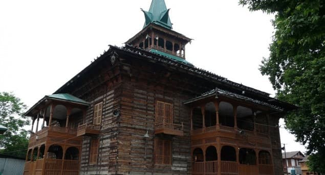 حکام نے سرینگر کے مزار پر نماز کی ادائیگی سے روکا، کشمیر میں غم و غصے کی لہر