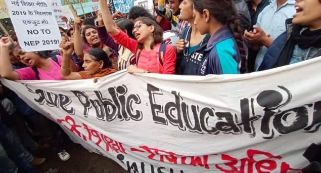 جے این یو: فیس میں اضافے کی مکمل واپسی کا مطالبہ کرتے ہوئے ہزاروں طلبا کا ایچ آر ڈی منسٹری آفس کے باہر احتجاج