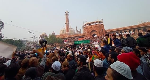 جامع مسجد کے باہر مظاہرین نے کہا: قبرستان جانے کو تیار ہیں لیکن پاکستان جانے کو نہیں
