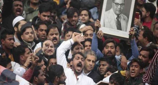 جمعہ کو دریا گنج میں شہریت ترمیمی قانون کے خلاف احتجاج کے دوران تشدد کے الزام میں گرفتار 15 افراد کو ضمانت دینے سے عدالت کا انکار