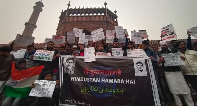 شہریت ترمیمی قانون اور جامعہ اور اے ایم یو طلبا پر پولس تشدد کے خلاف سینکڑوں لوگوں نے کیا جامع مسجد پر جمع ہو کر احتجاج