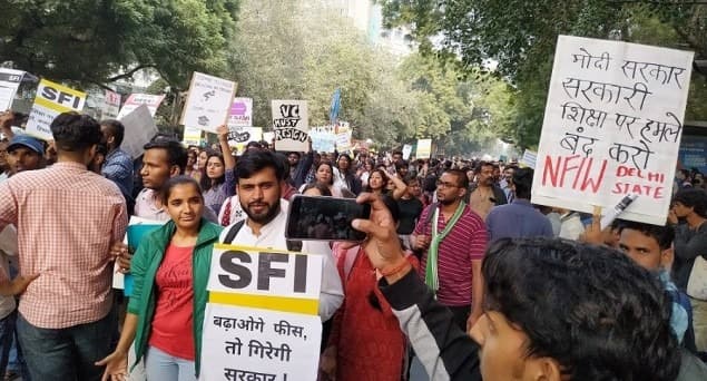 فیس میں اضافے کے خلاف احتجاج کرنے والے جے این یو طلبا کو دہلی ہائی کورٹ نے دی بڑی راحت