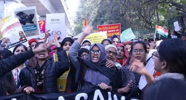 ایک بندوق بردار کے ذریعے مظاہرہ کر رہے طلبا پر گولی چلانے کے بعد ہزاروں لوگ جامعہ پہنچے