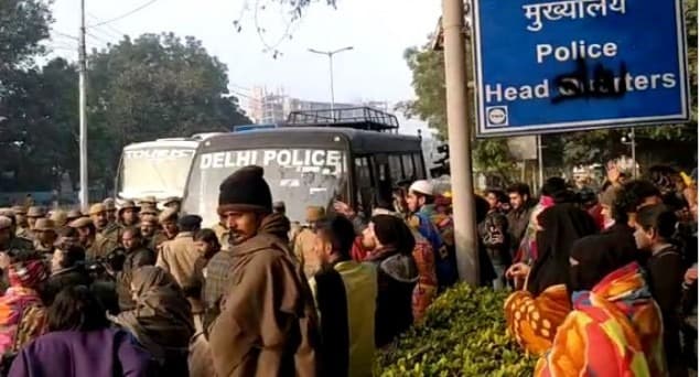 جامعہ فائرنگ: دہلی پولیس ہیڈ کوارٹر کے باہر سے کئی مظاہرین کو حراست میں لیا گیا