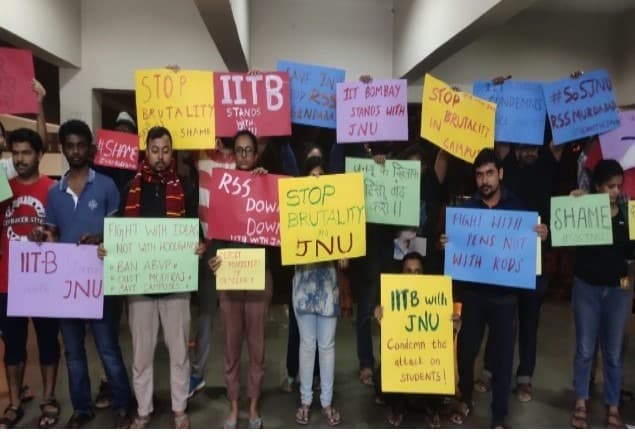 جے این یو طلبا پر حملے میں 40 زِخمی، 20 کی حالت نازک، ایمس میں داخل