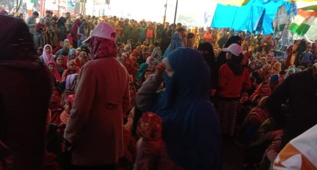 شاہین باغ: جمعرات کو دوپہر کی بارش بھی خواتین مظاہرین کی ہمت توڑنے میں ناکام