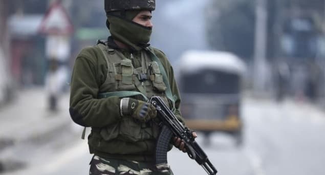 کشمیر: دو دہشت گردوں کے ساتھ ایک اعلیٰ پولیس افسر گرفتار