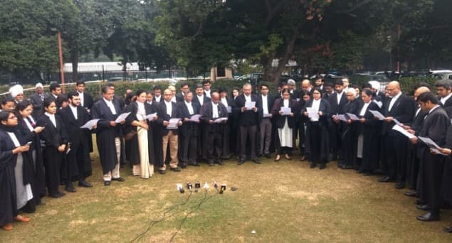 سپریم کورٹ کے وکلا نے جے این یو طلبہ پر حملے کی مذمت کرتے ہوئے آئین کا پہلا صفحہ پڑھا