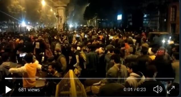 جامعہ میں پھر ہوئی فائرنگ، موٹر سائیکل پر سوار بندوق بردار نے مظاہرے کے مقام کے قریب چلائی گولی