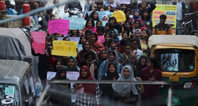 دہلی یونی ورسٹی کی طالبات نے سی اے اے کے خلاف نکالا مارچ