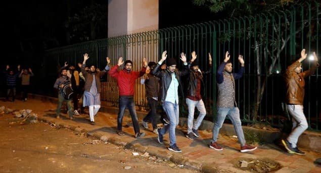 جامعہ پر پولیس تشدد میں زخمیوں کی تلافی کے لیے دائر درخواست پر سماعت کرتے ہوئے دہلی ہائی کورٹ نے مرکز اور پولیس کو نوٹس جاری کیا