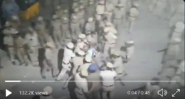 چنئی میں سی اے اے مخالف احتجاج پر پولیس تشدد کے بعد دہلی میں تمل ناڈو بھون کے باہر مظاہرہ
