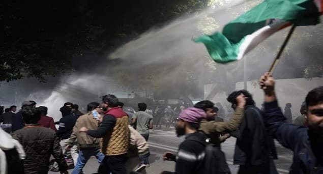وزیراعلیٰ کی رہائش گاہ کے باہر احتجاج: 40 افراد، زیادہ تر طلبا، 8 گھنٹے کے لیے حراست میں لیے گئے، زخمیوں کو اسپتال منتقل کیا گیا
