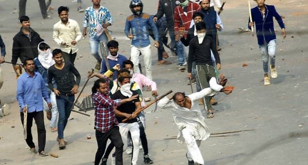 دہلی تشدد: مرنے والوں کی تعداد 18 تک پہنچ گئی، پولیس تباہی کو روکنے میں ناکام