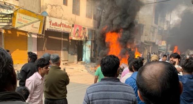 دہلی اقلیتی کمیشن نے شمال مشرقی دہلی کے پولیس چیف کو متاثرہ علاقوں میں پولیس کی مزید نفری بھیجنے اور دفعہ 144 لگانے کی ہدایت کی