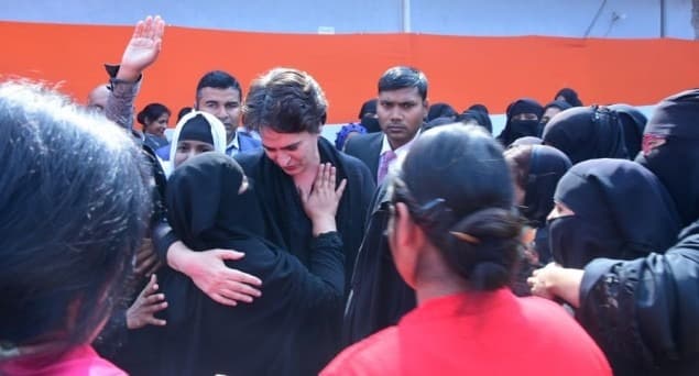 سی اے اے مخالف احتجاج: پرینکا گاندھی نے اعظم گڑھ کا دورہ کیا، پولیس تشدد میں متاثرہ خواتین سے ملاقات کی