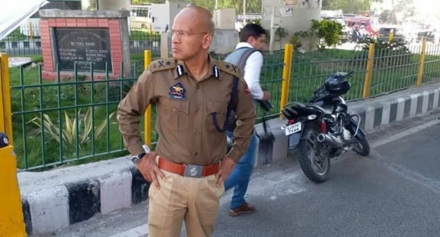 دہلی تشدد: جموں-کشمیر کیڈر کے آئی پی ایس آفیسر نے دہلی پولیس ’’ہمت دکھانے‘‘ یا پھر ’’گولف کھیلنے‘‘ کا مطالبہ کیا
