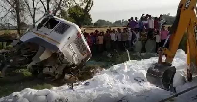 اترپردیش میں ٹرک کی ٹکر سے 24 تارکین وطن مزدور ہلاک