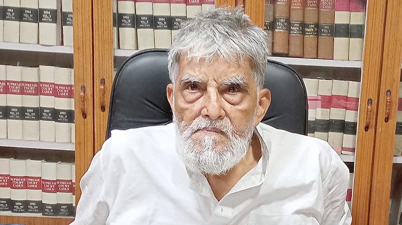 انٹرویو: \"حالیہ فیصلوں سے عدالتوں پر عوام کا اعتماد مجروح\"