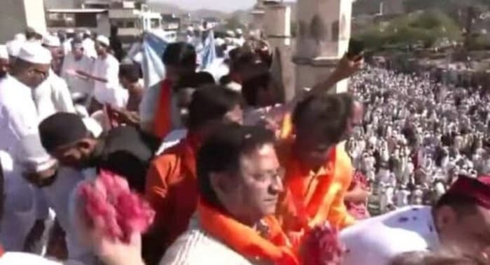 جے پور :عید کی  نماز کےدوران  مسلمانوں پر  ہندو گروپ نے پھولوں کی بارش کر کے بھائی چارے کا پیغام دیا