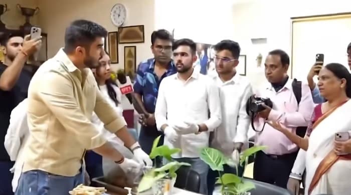 دہلی یونیور سٹی لکشمی بائی کالج: دیواروں پر گائے کا گوبر لگائے جانے پر طلبا کا انوکھا احتجاج