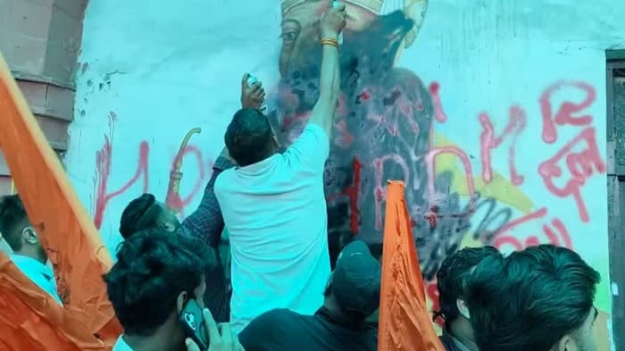 ہندوتو گروپ کا کارنامہ،اورنگ زیب بتا کر بہادر شاہ ظفر کی تصویر پر سیاہی لگا دی