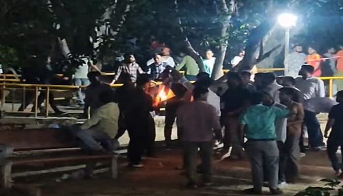 جے این یو میں اے بی وی پی نے فلسطینی پرچم  نذر آتش کیا،طلبہ گروپوں کی شدید مخالفت