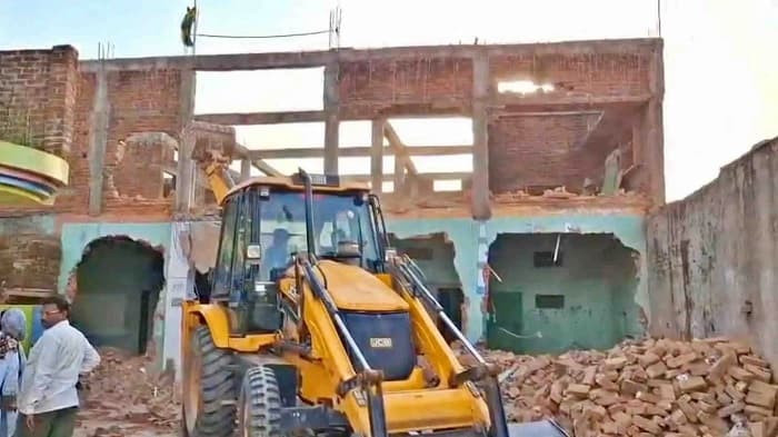 مدھیہ پردیش :غیر قانونی طور پر تعمیر کا حوالہ د ے کر  مدرسے پر انہدامی کارروائی