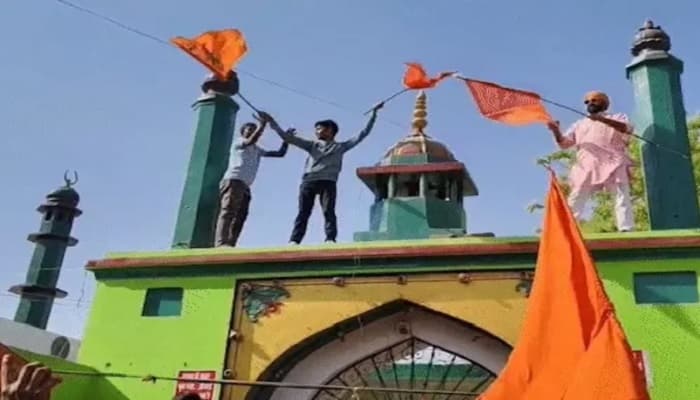 رام  نومی کے موقع پر بھگوا تنظیم کی ہنگامہ آرائی،سید سالا مسعود غازی کی درگاہ پر بھگوا پرچم لہرایا