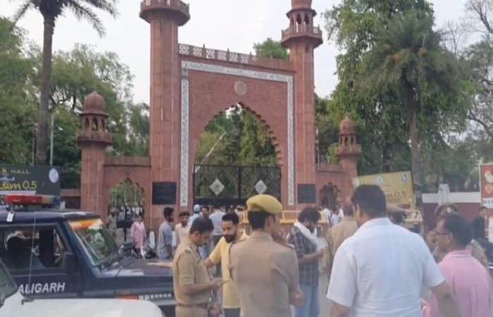 علی گڑھ مسلم یونیورسٹی کی41 بیگھہ اراضی پر میونسپل کارپوریشن کا دعویٰ، سیاست دانوں اور طلباء کا احتجاج