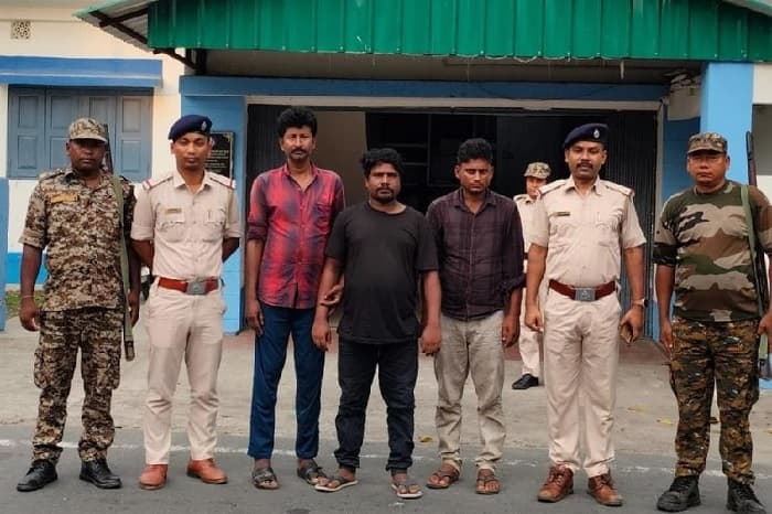 جبراً  ملک بدر کئے جانے والے پانچ مسلمانوں کو واپس لایا گیا