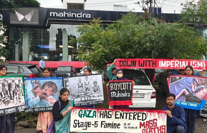   ملک بھر میں مہندرا شو رومز کے باہر احتجاج، فلسطینیوں کی نسل کشی میں ملوث ہونے کا الزام