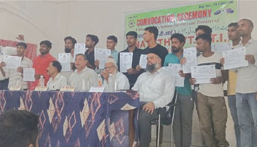 یتیم خانہ اسلامیہ گیا میں ادارہ کے عنایت آئی ٹی آئی طلبہ کے مابین تقسیم اسناد