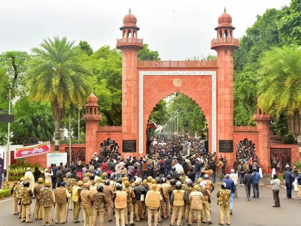 اے ایم یو: پولیس کے ساتھ جھڑپ میں 100 سے زائد طلبا زخمی، یونی ورسٹی 5 جنوری تک بند