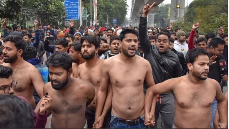 پولیس کی بربریت کے خلاف جامعہ کے طالب علم نے شرٹ اتار کر کیا مظاہرہ