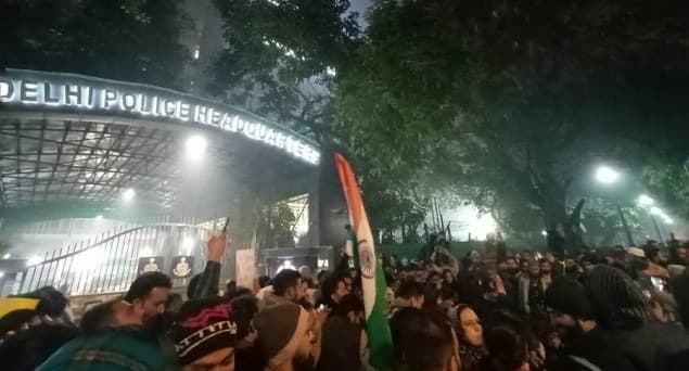 دہلی شہریت ترمیمی قانون احتجاج: 8 نابالغوں سمیت 40 گرفتار، ان کی رہائی کے لیے لوگوں نے کیا پولیس ہیدکوارٹر کا گھیرا