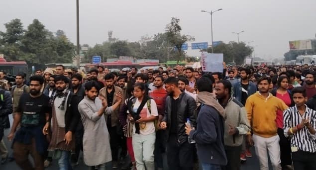 فیس میں اضافے کے خلاف احتجاج کر رہے جے این یو طلبا پر ایک بار پھر دہلی پولیس نے کیا لاٹھی چارج