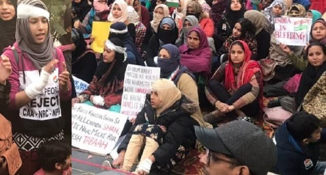 شہریت ترمیمی قانون مخالف مظاہروں میں زخمی ہونے والوں سے اظہار یکجہتی کے لیے جامعہ کی خواتین اور بچوں نے سر اور ہاتھوں پر پٹیاں باندھ کر کیا احتجاج