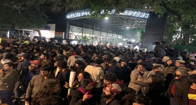 جامعہ طلبہ پر پولس حملے کے خلاف آئی ٹی او پولس ہیڈکوارٹر کے باہر احتجاج کیا گیا