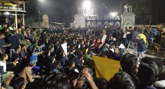 کیمپس سے 3 طلبا کو حراست میں لیے جانے کے بعد سینکڑوں طلبا نے اے ایم یو میں کیا احتجاج