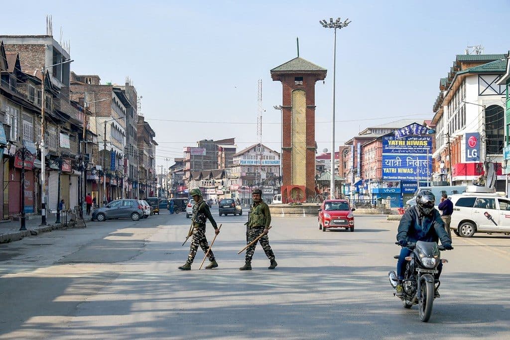 کشمیر: پانچ مہینے بعد موبائل ایس ایم ایس خدمات شروع، انٹر نیٹ اب بھی بند
