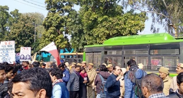 جے این یو: ایچ آر ڈی کے ساتھ \"غیر اطمینان بخش\" ملاقات کے بعد طلبا نے راشٹرپتی بھون کی طرف مارچ کیا، حراست میں لیے گئے کئی طلبا
