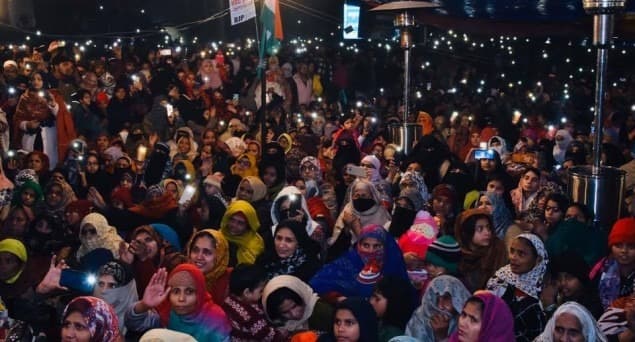 شاہین باغ: خواتین مظاہرین نے کیا سڑک خالی کرنے سے انکار، کہا کہ آئین کا تحفظ تمام دوسری چیزوں سے اہم