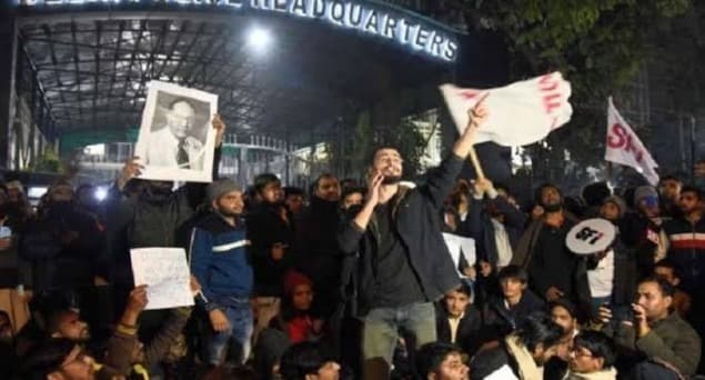 جے این یو تشدد: پولیس نے درج کی ایف آئی آر