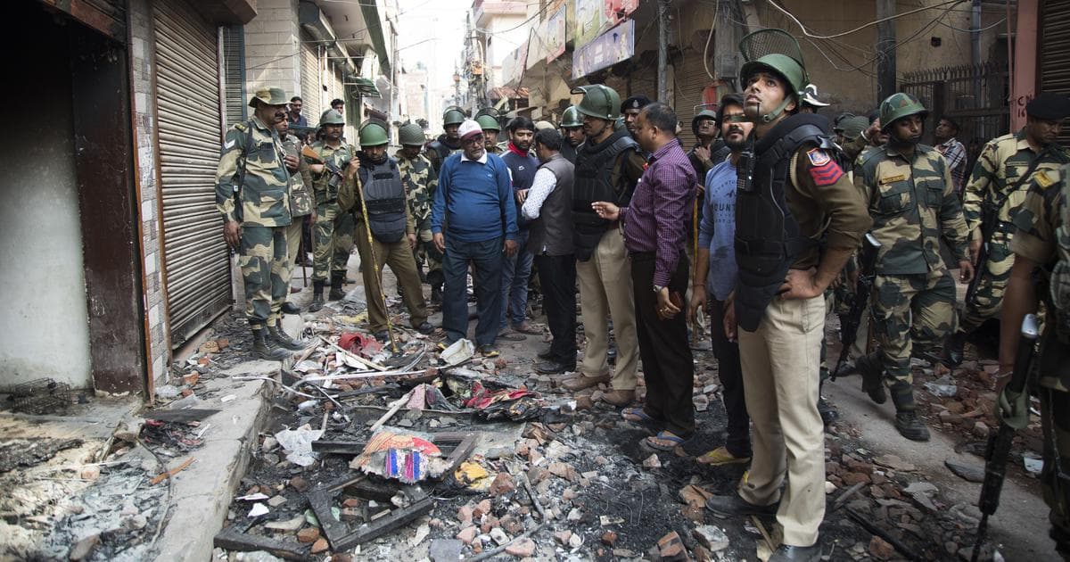 مختصر مختصر: دہلی تشدد میں 42 افراد ہلاک، 600 سے زیادہ گرفتار، دیگر اہم خبریں