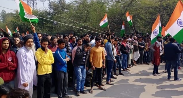 شاہین باغ میں حالات کشیدہ: فائرنگ کے اگلے دن سی اے اے حامیوں نے احتجاجی مقام کی طرف مارچ کرنے کی کوشش کی، سیکیورٹی سخت