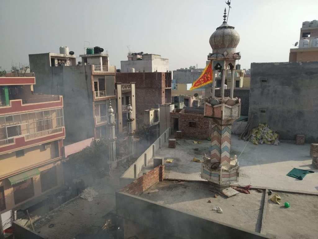 دہلی تشدد: اشوک وہار میں فسادیوں نے مسجد میں لگائی آگ، مینار پر لہرایا ہنومان کا جھنڈا