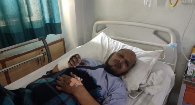 مصطفیٰ آباد کی فاروقیہ مسجد کے مؤذن کا کہنا ہے کہ وہ پولیس تھی جس نے پورے علاقے میں پیٹرول چھڑک کر آگ لگائی اور سب کچھ نذر آتش کر دیا